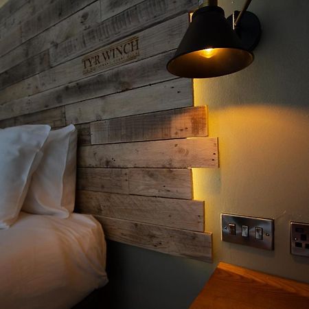 Hotel Tyr Winch Cardiff Esterno foto