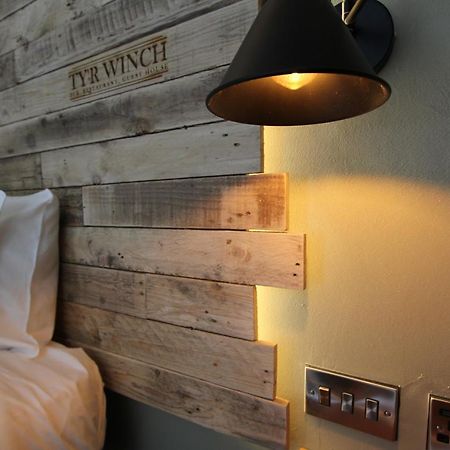 Hotel Tyr Winch Cardiff Esterno foto