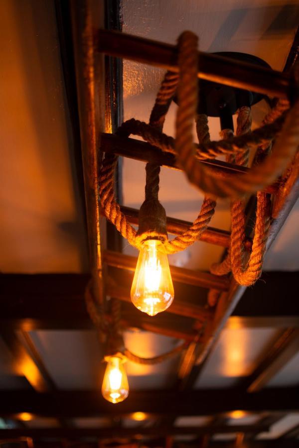 Hotel Tyr Winch Cardiff Esterno foto