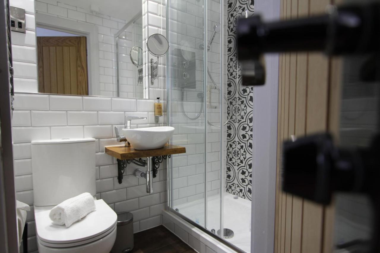 Hotel Tyr Winch Cardiff Esterno foto