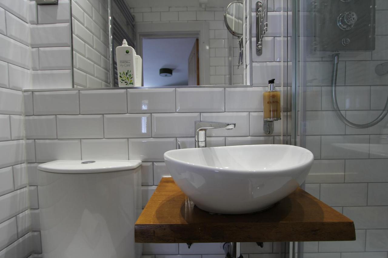 Hotel Tyr Winch Cardiff Esterno foto