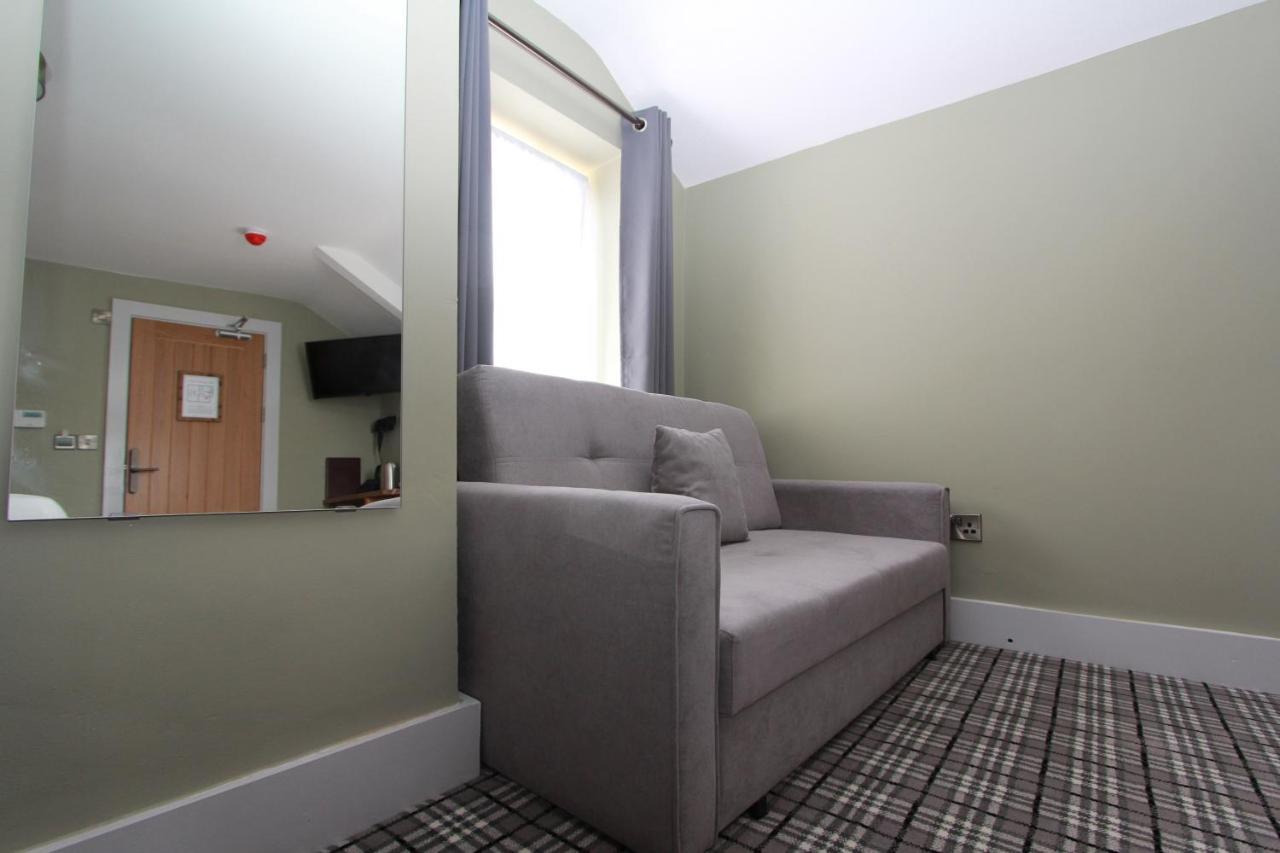 Hotel Tyr Winch Cardiff Esterno foto