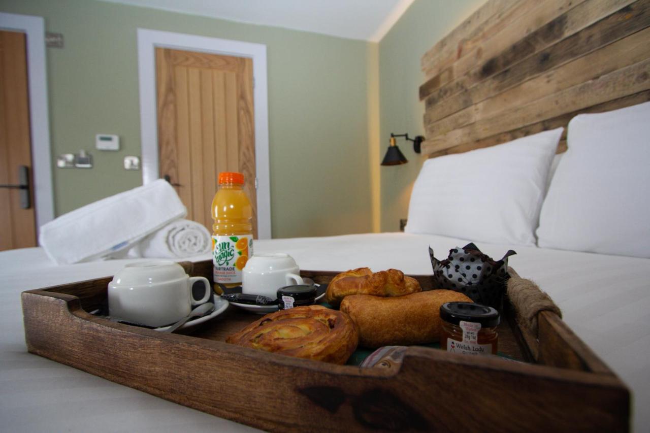 Hotel Tyr Winch Cardiff Esterno foto