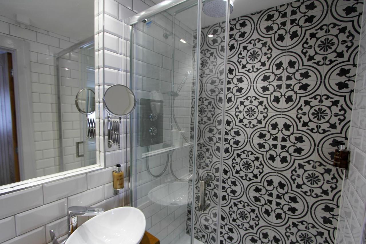 Hotel Tyr Winch Cardiff Esterno foto