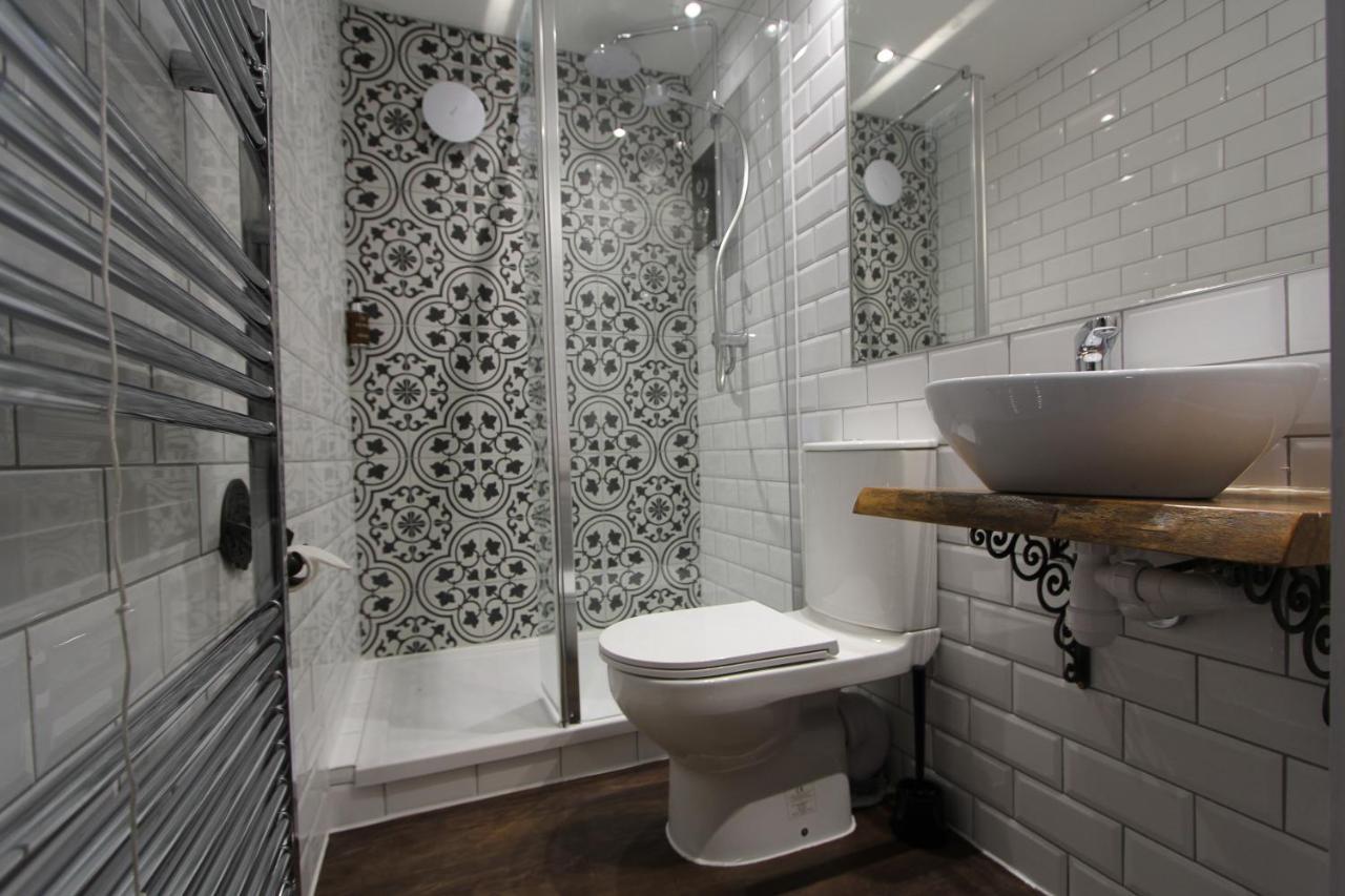 Hotel Tyr Winch Cardiff Esterno foto