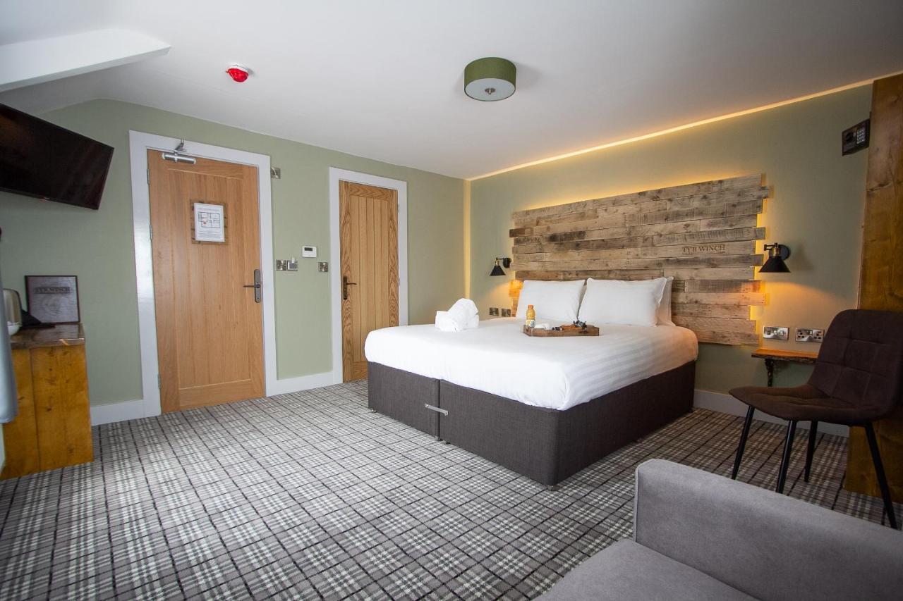 Hotel Tyr Winch Cardiff Esterno foto