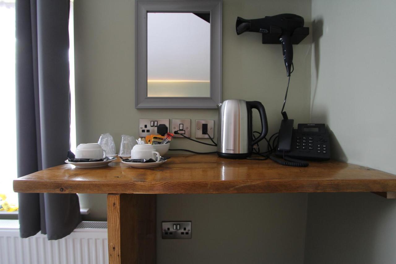 Hotel Tyr Winch Cardiff Esterno foto