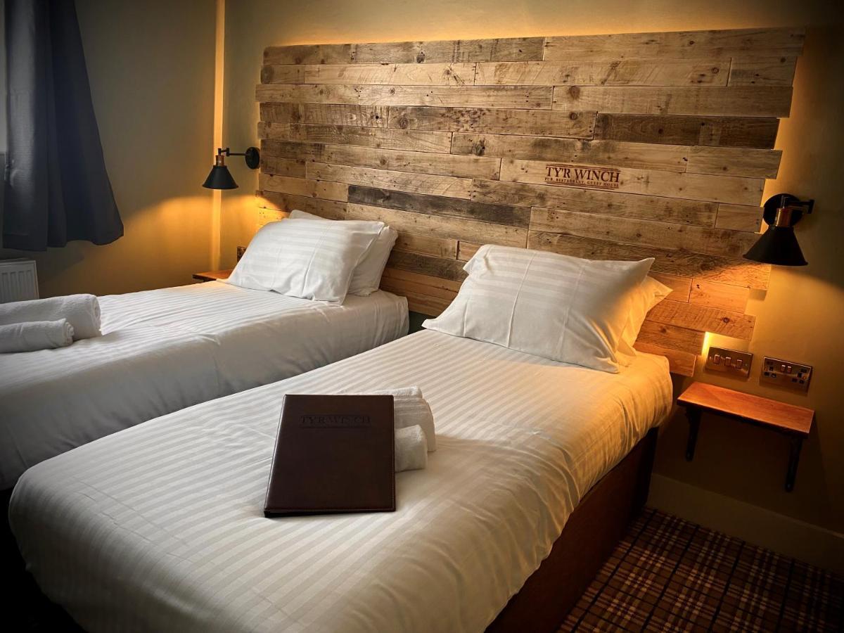 Hotel Tyr Winch Cardiff Esterno foto