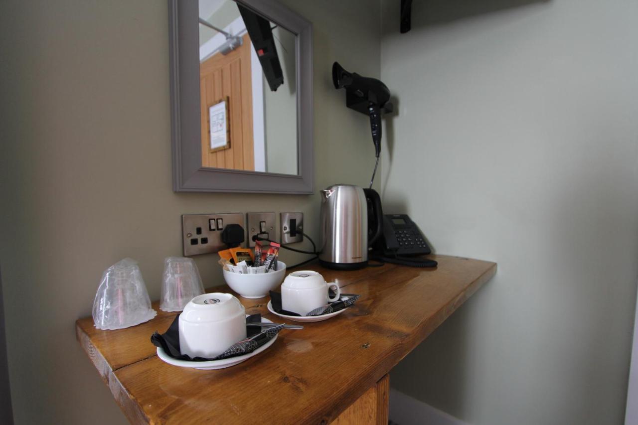 Hotel Tyr Winch Cardiff Esterno foto